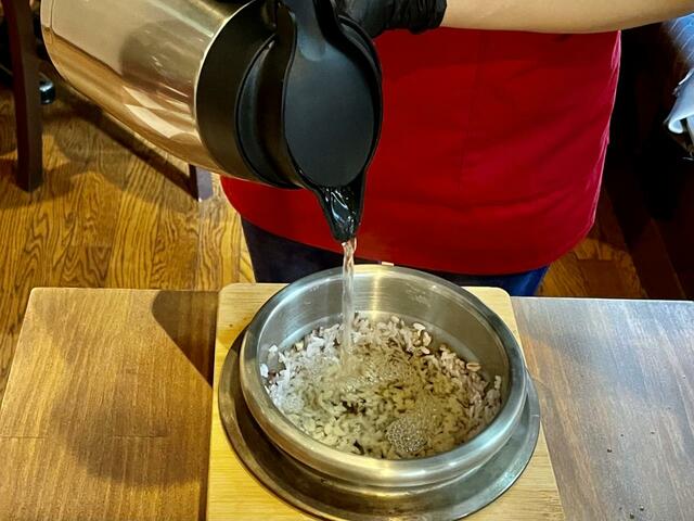 【釜めし 大統領】釜がからになると、おこげご飯がこびりついた釜にお茶を注いでくれる