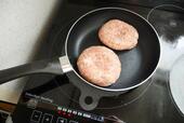 【ゼラチン ハンバーグ】弱火でじっくり焼きます