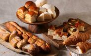 「店内で丁寧に焼き上げるパンビュッフェ付きのランチセット」<価格:1,430円(税込)〜>【人気の“焼きたてパンビュッフェ”がランチタイムに待望の復活!パンビュッフェ、ドリンクビュッフェに選べるメインディッシュが付いて税込1430円!】
