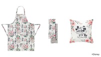 エプロン ミッキー＆ミニーブーケ ¥4,600/ティータオル　2セット ミッキー＆ミニーブーケ　¥2,000/ クッション（40×40cm）ミッキー＆ミニーブーケ　¥4,200