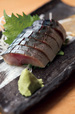 たつ家（池袋） 〆鯖 420円 表面をサッと酢にくぐらせる程度に軽めに〆てあるため、しっとりとした食感が楽しめる。