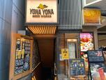 【YONA YONA BEER WORKS 新宿東口店】ポップな看板とシックな色合いが入り口からおしゃれ