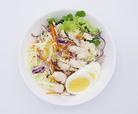 見た目ですぐわかる通り、鶏類はあくまでもサブ的役割のチキンサラダです／ローソン「玉子と蒸し鶏のサラダ」