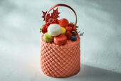 「La Poche Enchantée(ラ・ポッシュ・アンシャンテ)」<価格:10,000円(税込)>【【ヒルトン東京お台場】2025年クリスマスケーキ予約受付中!今年は厳選素材を使った“5万円の至高のケーキ”や“王道ショートケーキ”など、全4種が登場!】