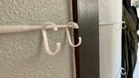 【ダイソー 突っ張り棒収納】突っ張り棒にフックを掛けます