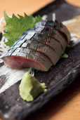 たつ家（池袋） 〆鯖 420円 表面をサッと酢にくぐらせる程度に軽めに〆てあるため、しっとりとした食感が楽しめる。