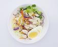 見た目ですぐわかる通り、鶏類はあくまでもサブ的役割のチキンサラダです／ローソン「玉子と蒸し鶏のサラダ」