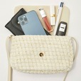 【『CLATHAS ツイードショルダーバッグBOOK』（宝島社）】スマホや長財布が入る、お出かけに便利なサイズ感