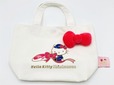 【ハローキティ新幹線 グッズ第1弾】「ハローキティ新幹線　トートバッグ」2,860円／ポーチとお揃いのデザインです！