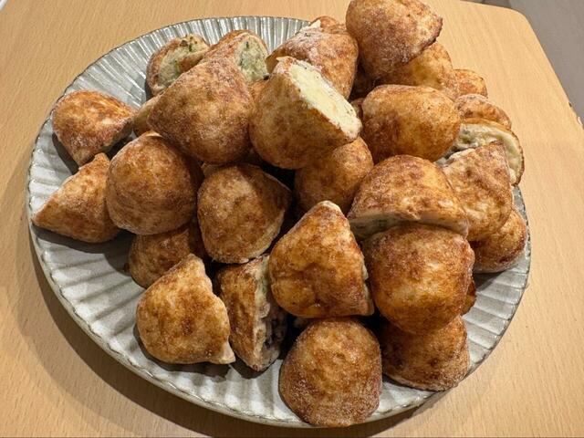 【ロピア たこ焼き 1kg】こんがり焼き色が食欲をそそります♪外側はきれいなきつね色で、冷凍とは思えない仕上がりです◎ 全部で50個!