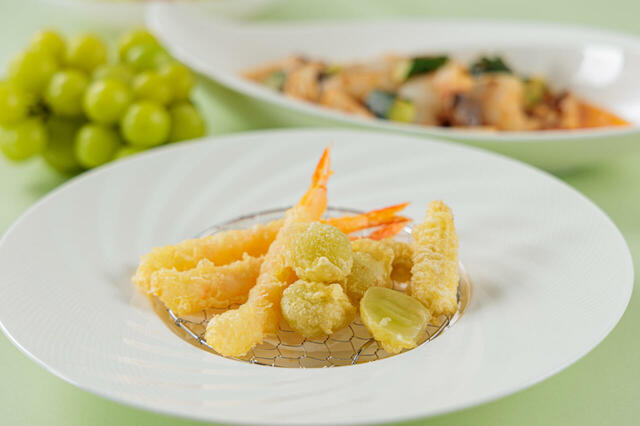 「シャインマスカットの天ぷら」【天ぷらも寿司もデザートも全部シャインマスカット！極上「シャインマスカットブッフェ」開催！】