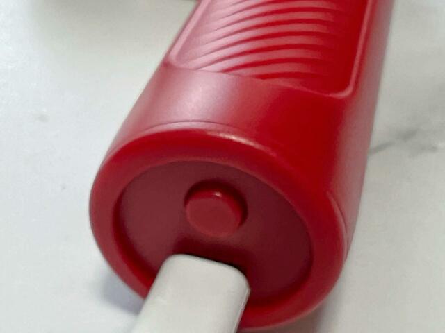 丸いボタンを押すとスイッチがオン！【＆ROSY（アンドロージー）10月号】付録「エステダム：フェイス＆ボディケアガン」