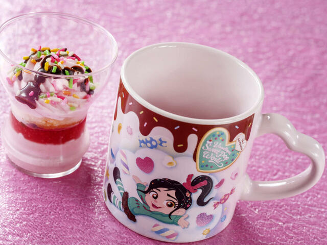 ストロベリームース、スーベニアカップ付き 1,200円｜販売店舗：東京ディズニーランド「スウィートハート・カフェ」｜ディズニー・パルパルーザ「ヴァネロペのスウィーツ・ポップ・ワールド」スペシャルメニュー