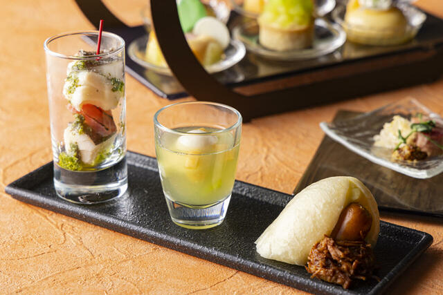 「鱸のグリルと東京野菜のブロシェット クレソンソース、メロンスープとココナッツムース、プルドポークのハーフドッグ」＜期間：2025年5月1日～6月30日＞【【ヒルトン東京お台場】至福の「メロンアフタヌーンティー＆ハイティー」開催！スコーンやサンドイッチも食べ放題！】
