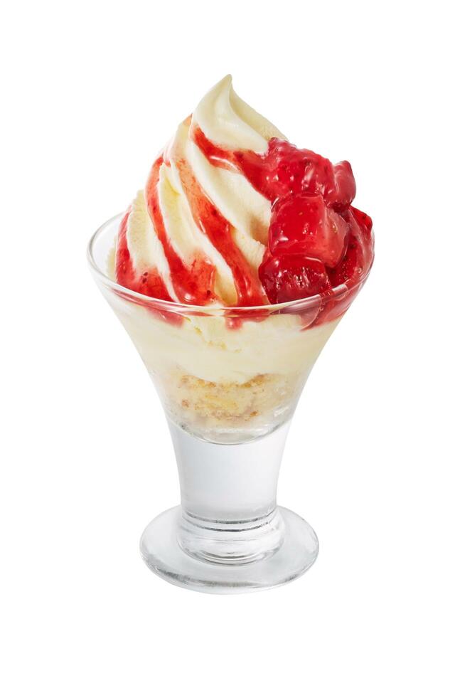 「ストロベリー＆バニラサンデー」＜価格：390円（税込）＞ 【宮崎産マンゴー使用の濃厚サンデー＆やさしい甘さの黒蜜アイス！やよい軒に「春夏限定デザート」が登場！】