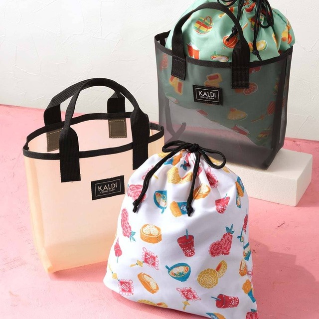 【カルディ】「オリジナル 台湾好吃!バッグ」(ライトベージュ/チャコールグレー)各¥1,700 (サイズ約:縦22×横30.5×マチ10cm、持ち手30cm)