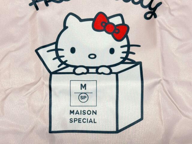 ボックスの中からお顔をひょっこり覗かせているキティちゃんがなんともキュート!モノトーン&レトロなアートを採用しているため、かわいらしさはありつつも洗練された印象!