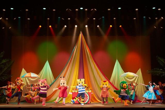 子ども向けのコンサートの枠におさまらない、大人も引き込まれる本格的な演出が凝らされています。