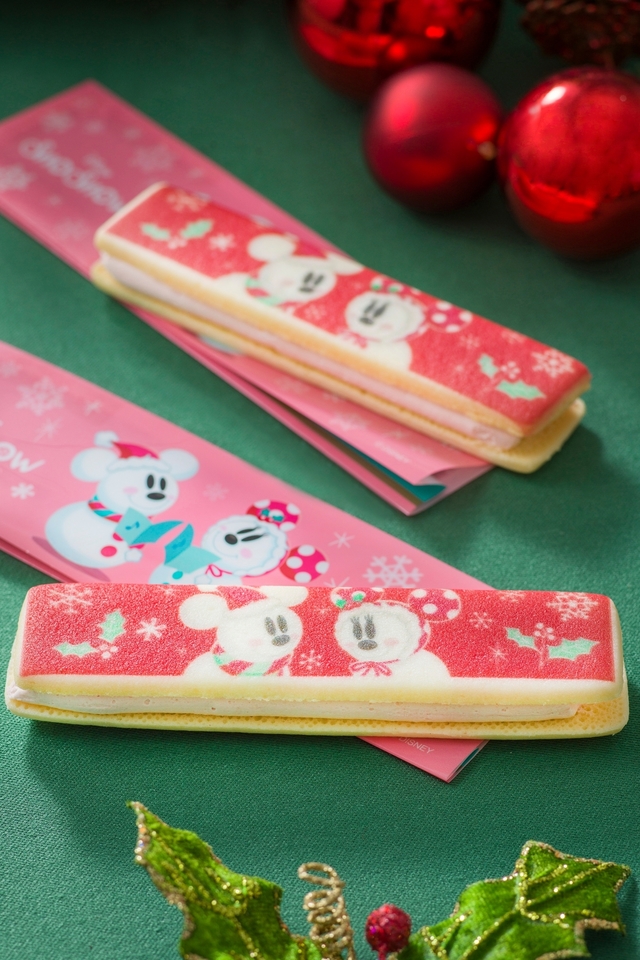 クッキーサンド(ストロベリークリーム&ストロベリーチョコレート) ¥380｜販売店舗：東京ディズニーランド「イベントブース」「スウィートハート・カフェ」、東京ディズニーシー「ハドソンリバー・ハーベスト」｜東京ディズニーリゾートのクリスマス（2016）スペシャルメニュー