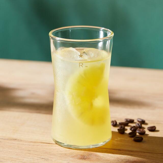 「コーヒーエイド パイナップル　サンシャイン」＜¥1,050（店内ご利用の場合） ¥1,031（お持ち帰りの場合）＞【ロースタリー 東京から、サマーシーズンを楽しむ新ビバレッジ全4アイテムが新登場】