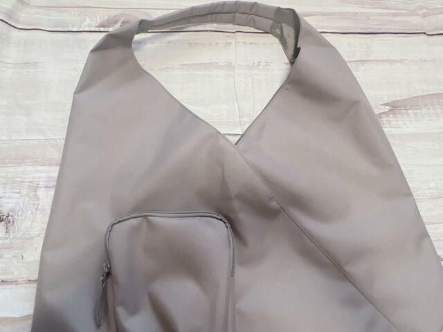 フロントがカシュクール風になっているシンプルながらもおしゃれなデザイン