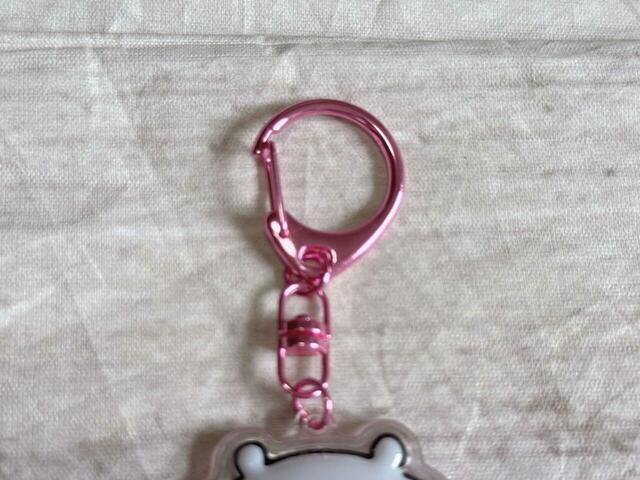 キーホルダーの金具はそれぞれカラーが異なります。ちいかわはピンク！