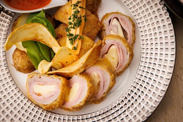 「＜ランチ＞豚フィレのコルドンブルー」＜期間：2025年12月8日～2026年2月8日＞【厚切りの鉄板焼サーロインステーキが食べ放題！川崎日航ホテル「鉄板焼サーロインステーキ＆冬を彩るウインターグルメフェア」開催！】