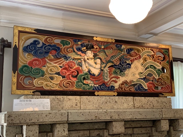 メインダイニングルームに展示されている会津小荒井の吉田仙十良氏の彫刻