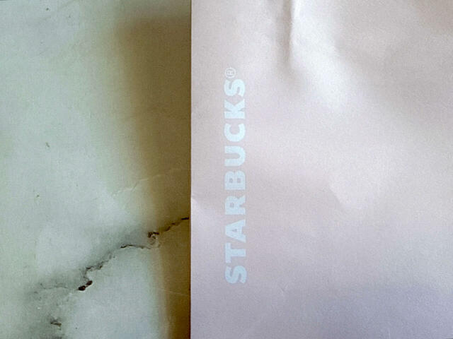 「STARBUCKS」のロゴ入り