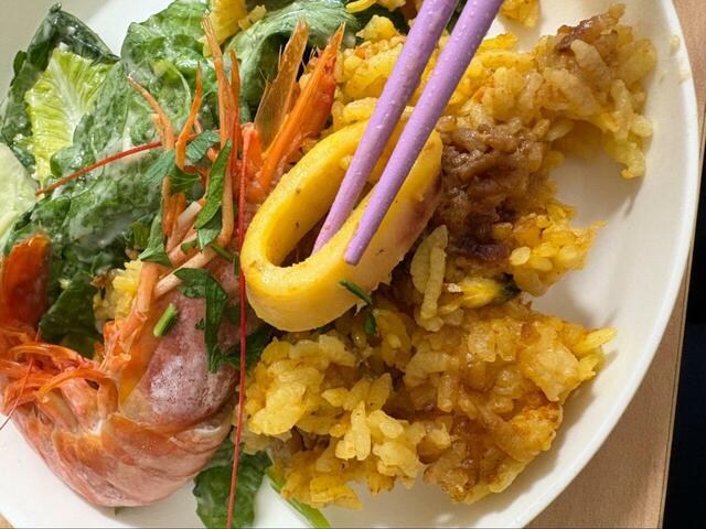 【コストコ パエリア】イカはぷりっとやわらか♪魚介の旨みがご飯にしっかり染みています!