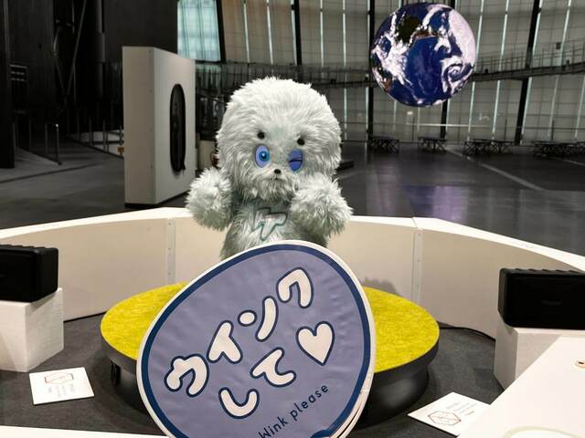 「ハロー！ロボット」の目玉であるオリジナルパートナーロボット「ケパラン」。こちらの動きに対応して反応を返してくれます！手を振ったり、用意されている団扇を出したりしてみて