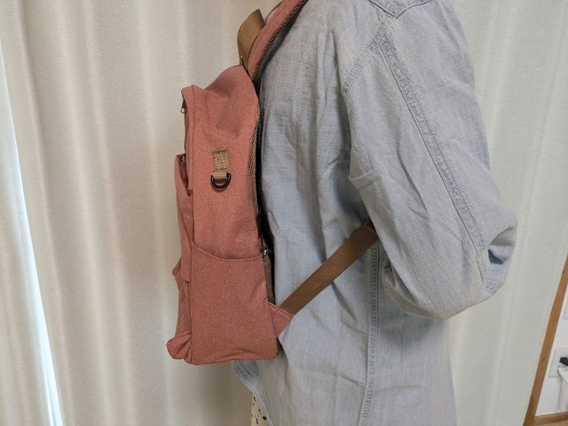 【ワークマン×フルクロ たためて自立する撥水デイリュック】ショルダーベルトは背負ってから引っ張るだけで簡単に調節できるので、動きやすく肩もラク!