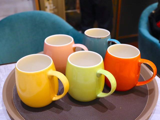 コットンミルクラテのマグカップは5色の内どの色が提供されるのかは注文してからのお楽しみ