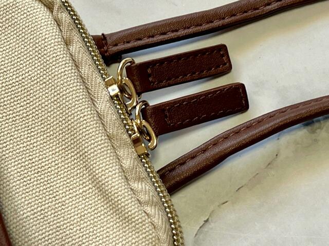 Wファスナー。ファスナートップはブラウンの合成皮革で高級感抜群！