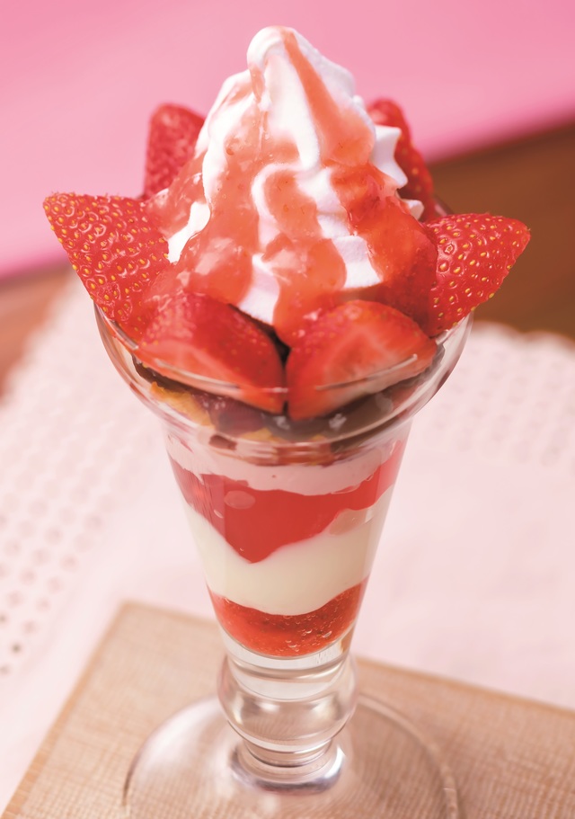 北海道ソフトのいちごパフェ