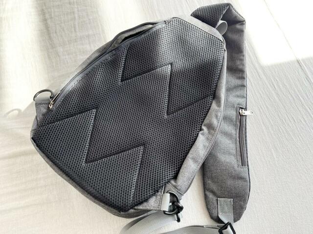 【ワークマン たためて自立する撥水クロスボディーショルダーバッグ】ショルダーベルトや背中部分にはエアメッシュ素材が採用されていてムレにくい