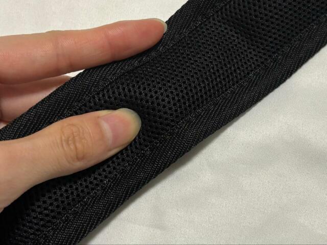 【niko and ... オリジナルライトパッカブルマルチショルダーバッグ】ショルダーベルトはクッション性のあるメッシュ素材で、肩に食い込みにくいのが嬉しい◎