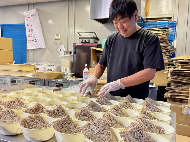 【中古タイヤ市場 相模原店】本業のタイヤ販売は専門スタッフに一任。齋藤さんは自販機の仕事に専念しているのそうです