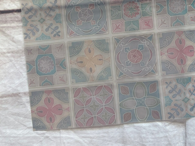 色とりどりのタイルはよく見るとお花の模様。華やかで素敵♪