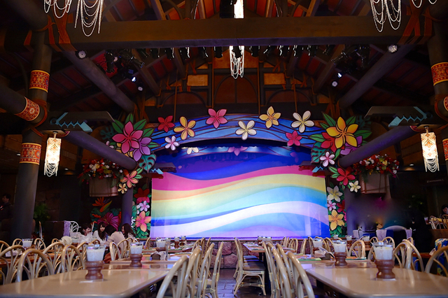 「ミッキーのレインボー・ルアウ」（撮影 / MezzoMiki）