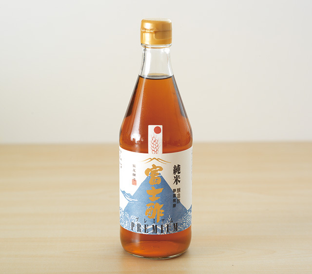 純米 富士酢（飯尾醸造）／明治26年創業、京都の飯尾醸造による米酢。農薬を使わずに育てた米を用い、2年以上かけて仕込む。うま味が強く、濃厚な味わいで、料理にコクを与える。