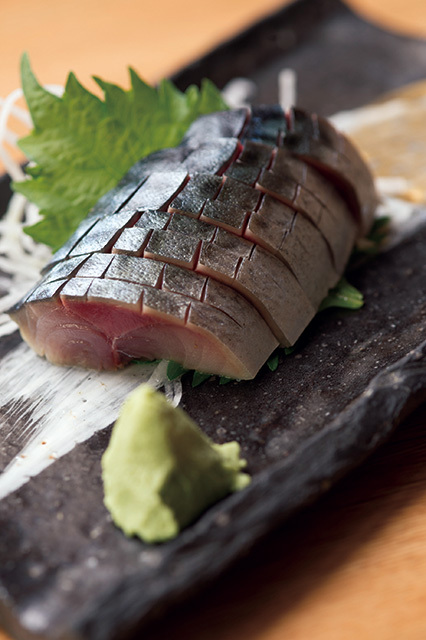 たつ家（池袋） 〆鯖 420円 表面をサッと酢にくぐらせる程度に軽めに〆てあるため、しっとりとした食感が楽しめる。
