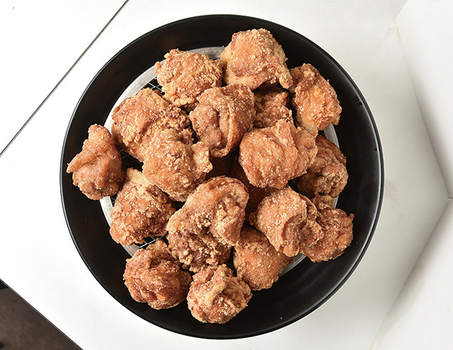 からあげ とり多津 根津店／元祖東京醤油味ももからあげ 100g 250円 看板メニューは、にんにくを使っていないのが特徴。ご飯に合う家庭的な味。