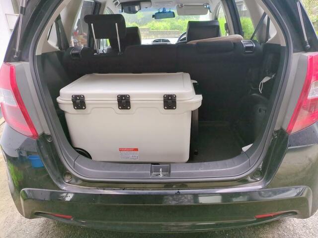 【アイリスオーヤマ HUGEL 真空断熱クーラーボックス60L】普通車のトランクでもらくらく積めます。タイヤは片側のみなので転がりません