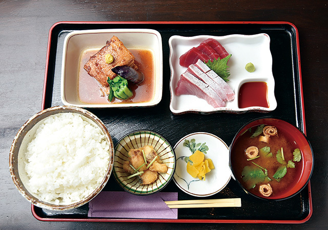 渋三 吉成 ランチ 1100円 15種類の刺身と16種類の単品から2品選べるランチ。小鉢もセットになっている。