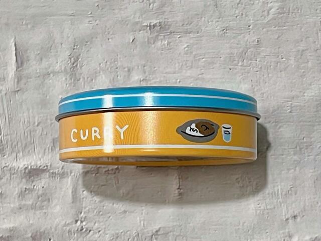 【ちいかわ　プチキャン3】「CURRY」ロゴとカレーのイラストが描かれている側面