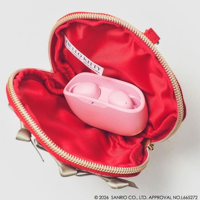 【ハローキティ×Maison de FLEUR】『Maison de FLEUR×HELLO KITTY いちごチャームBOOK』（宝島社）3190円／ゴールドのジッパー付きで小物が入ります