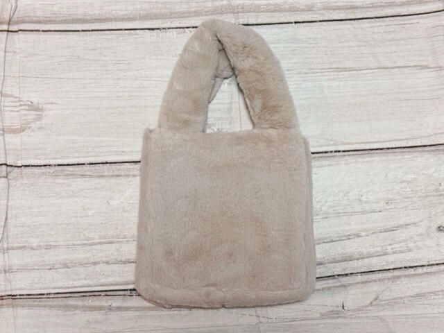 背面は装飾がないシンプルなデザイン