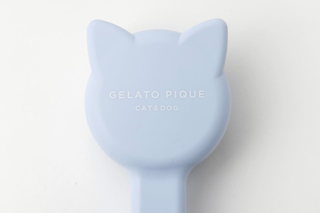 【ジェラート ピケ キャット＆ドッグ】ペットブラシにはさりげないロゴ