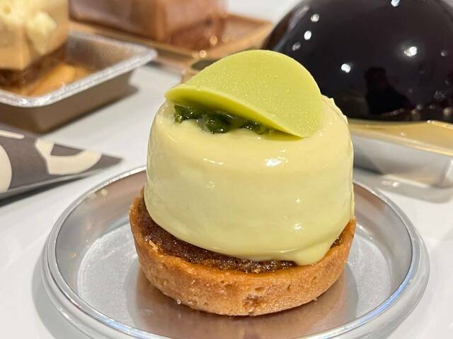 「ピスタチオと赤い果実のタルト」ピスタチオ香る濃厚なタルト。※画像は試食サイズ